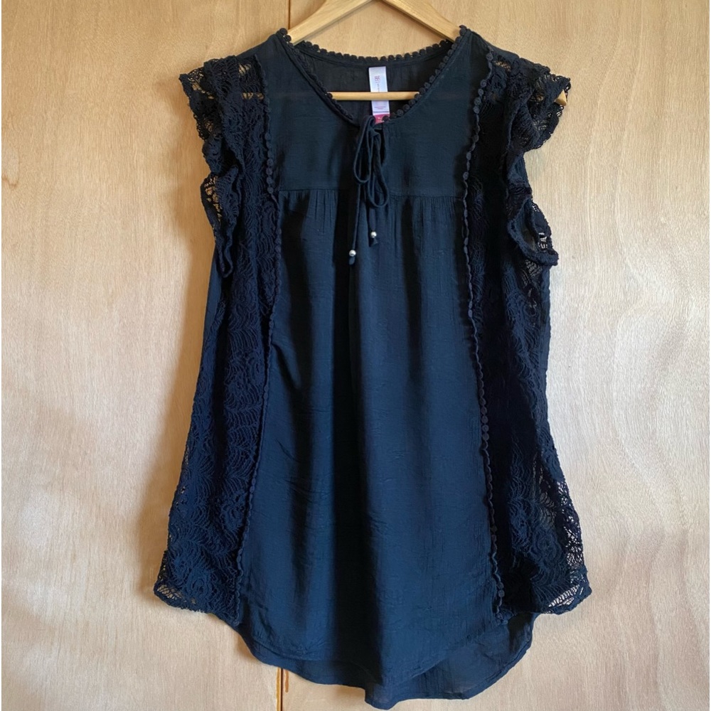 No boundaries shirt / top, black w/ lace & ruffle detailing, size XL (15-17)